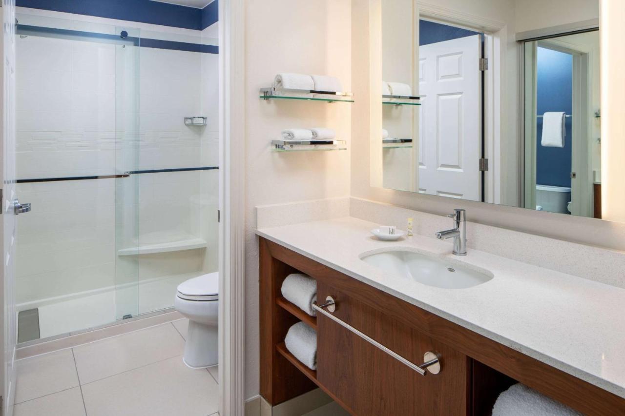 One-Bedroom Suite Queen Roll-In Shower - Mobility Accessible,1207405060:JPEG