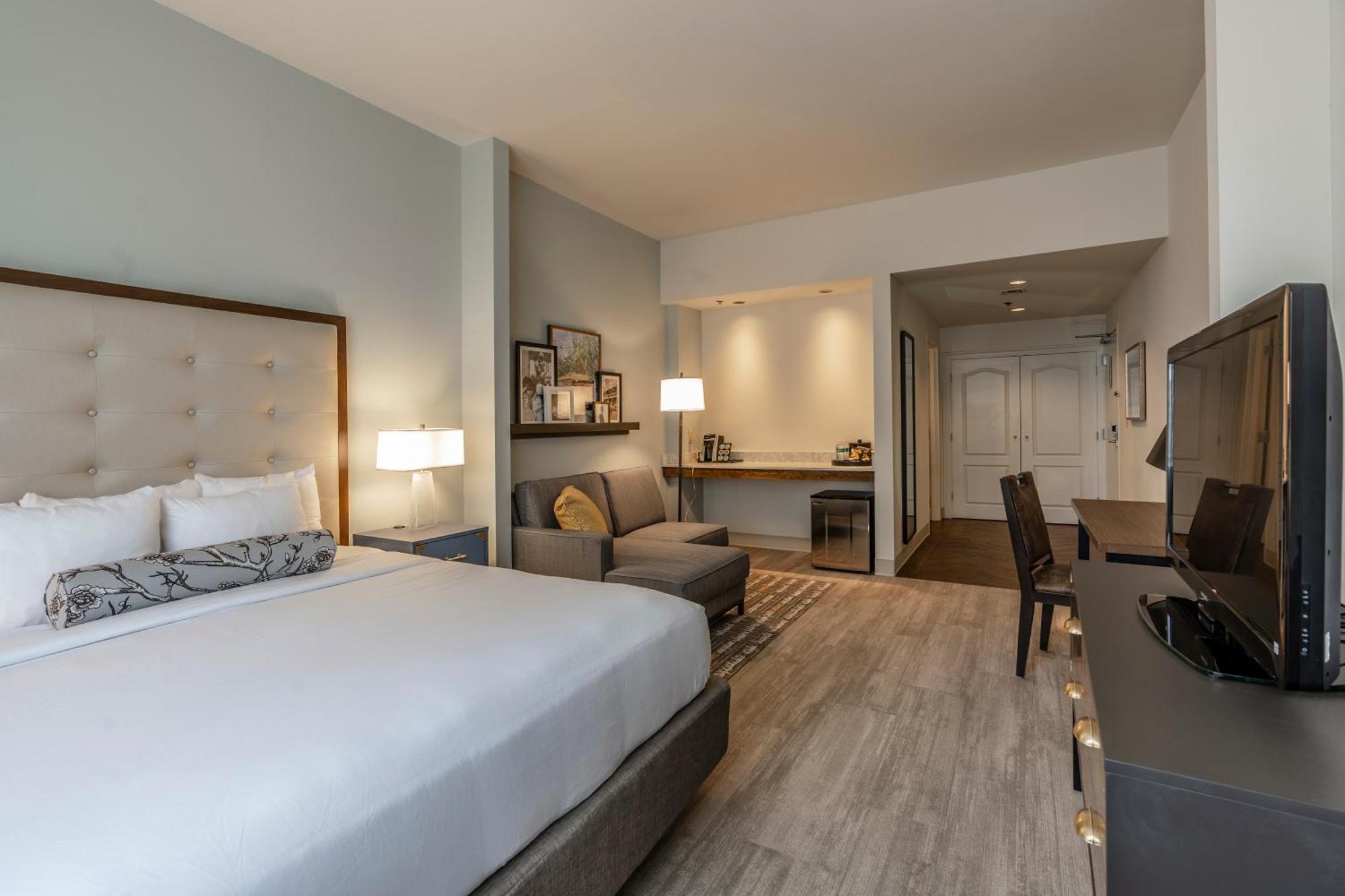 Deluxe King Room - Non-Smoking,1210582639:JPEG