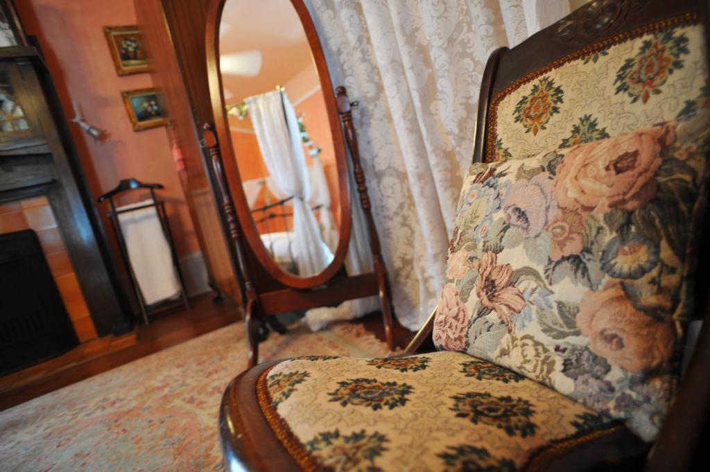 Kamer met Queensize Bed en Gedeelde Badkamer