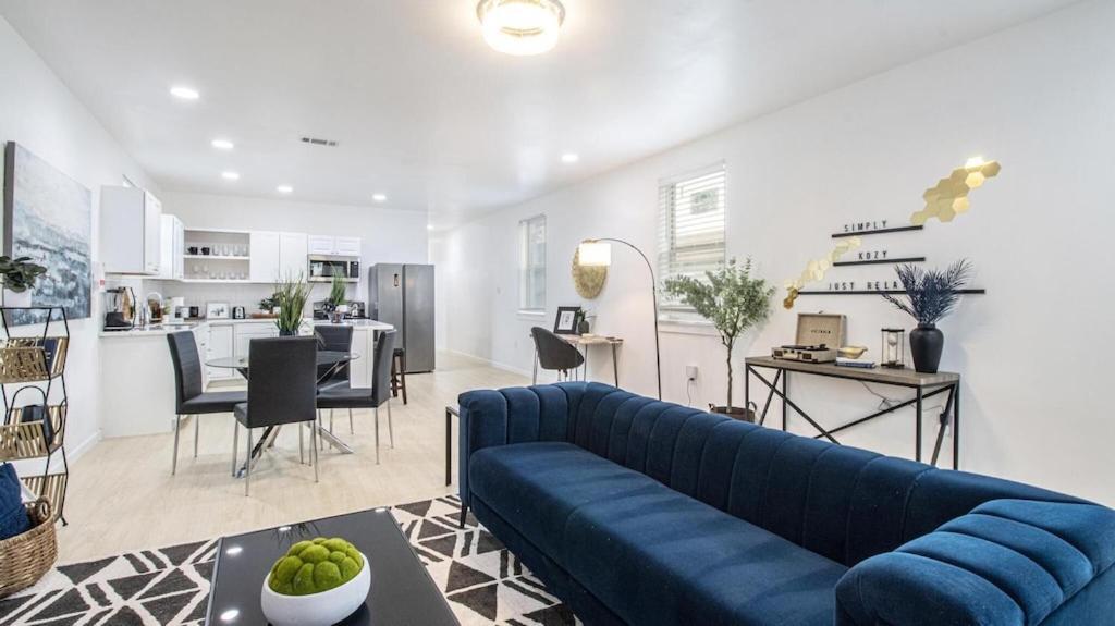Six-Bedroom House,1348753547:JPEG