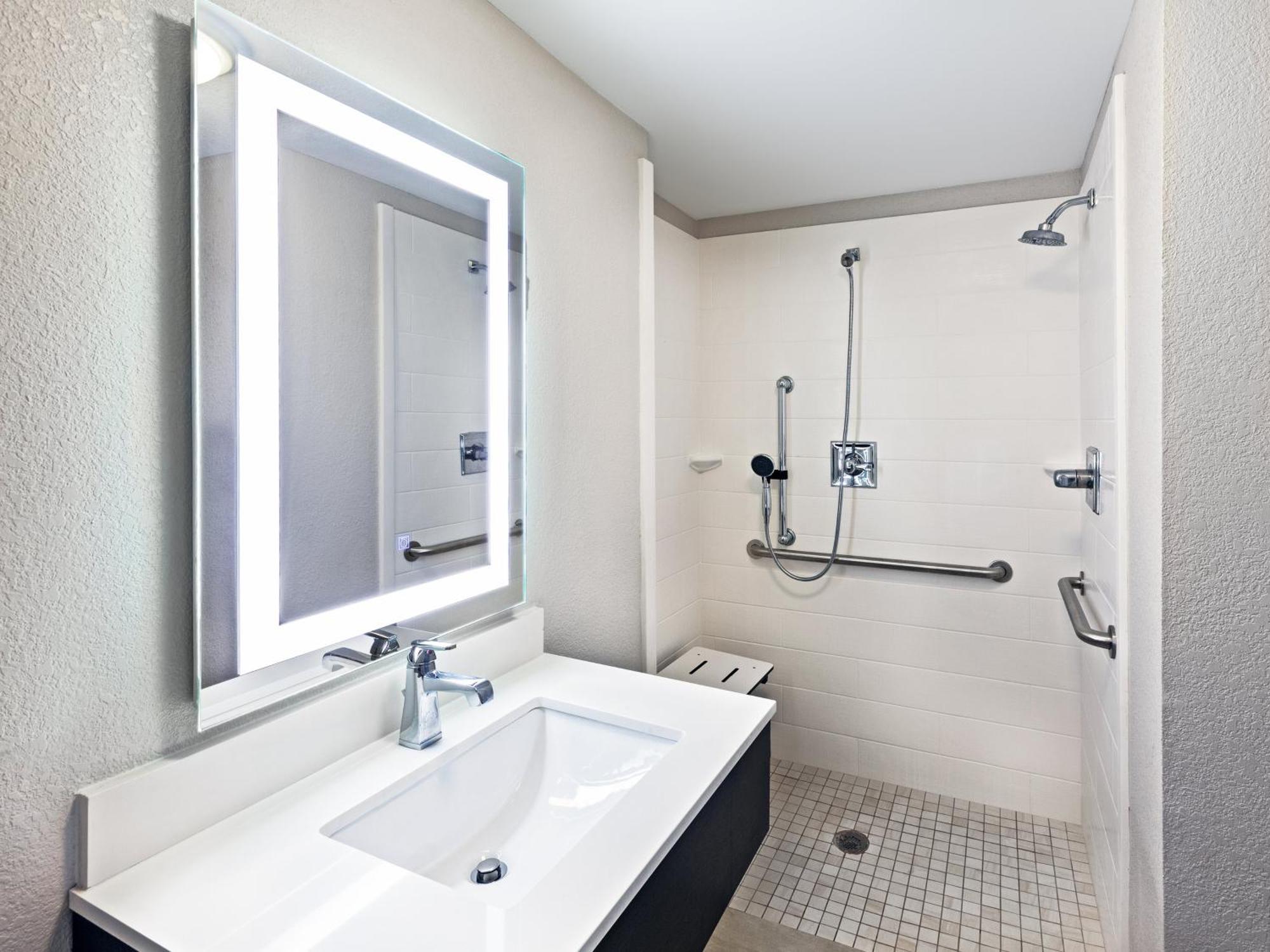 Standard King Room Roll Shower Mobility Accessible,1434450826:JPEG