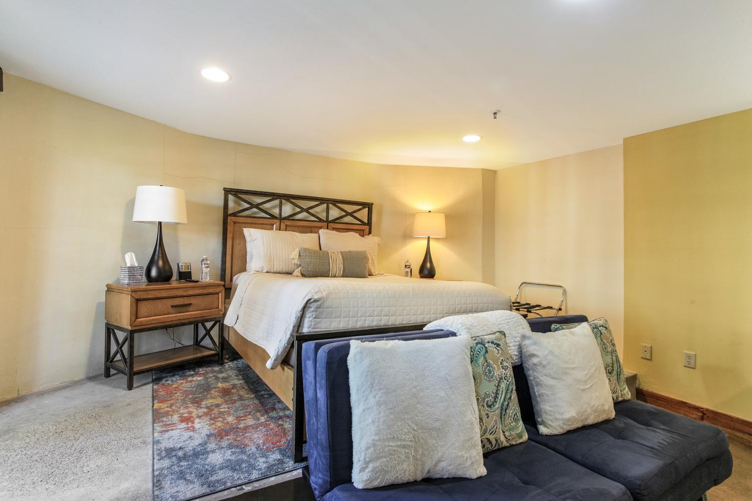 Queen Room,1499729044:JPEG