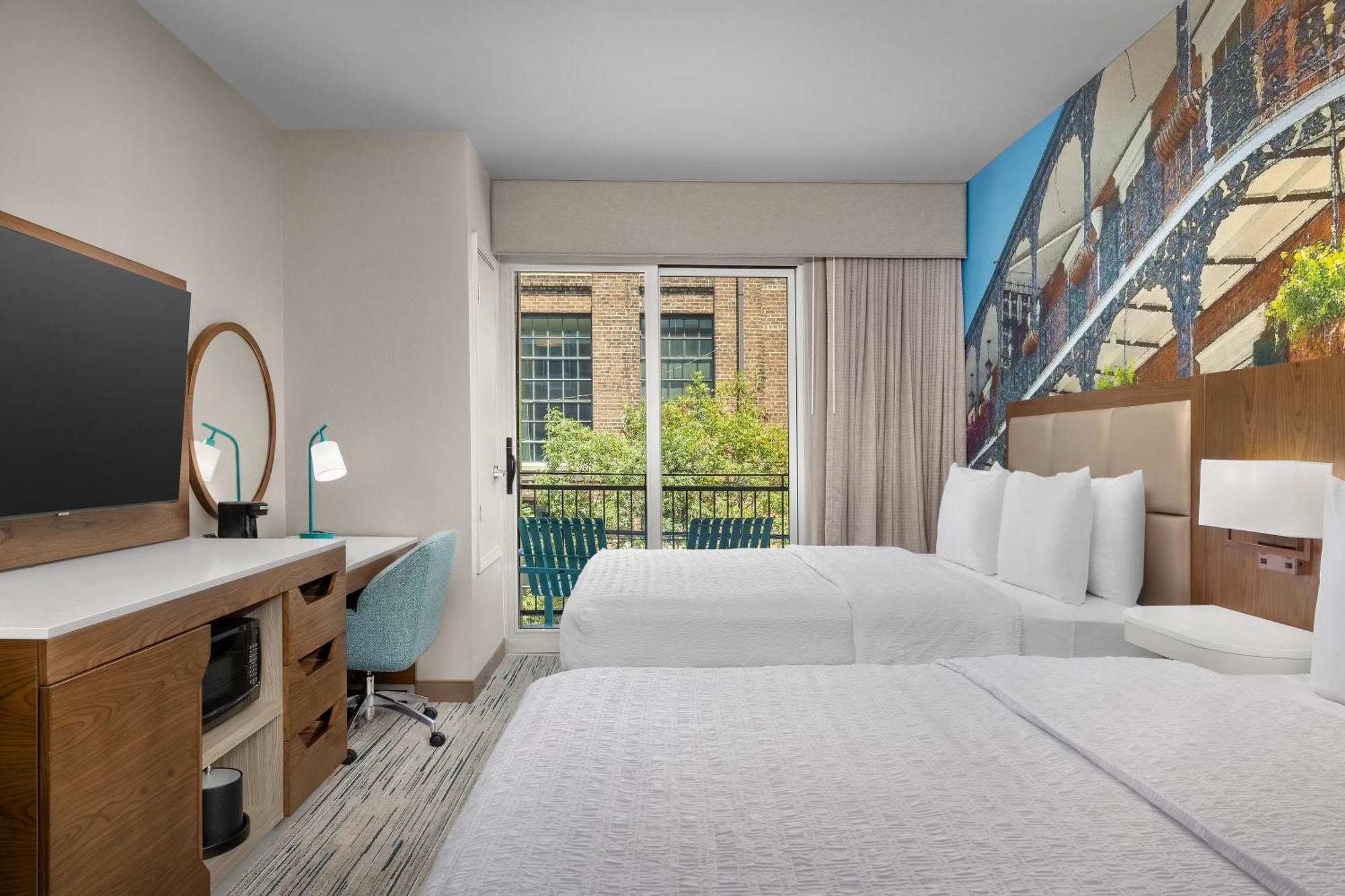 Zimmer mit 2 Queensize-Betten und Balkon – für Hörgeschädigte geeignet