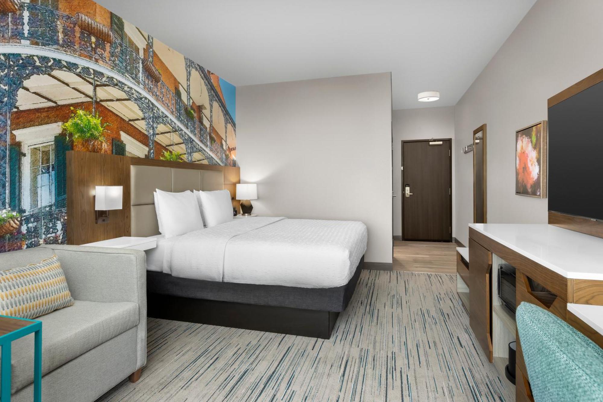 Zimmer mit Kingsize-Bett und mit Schlafsofa und Balkon