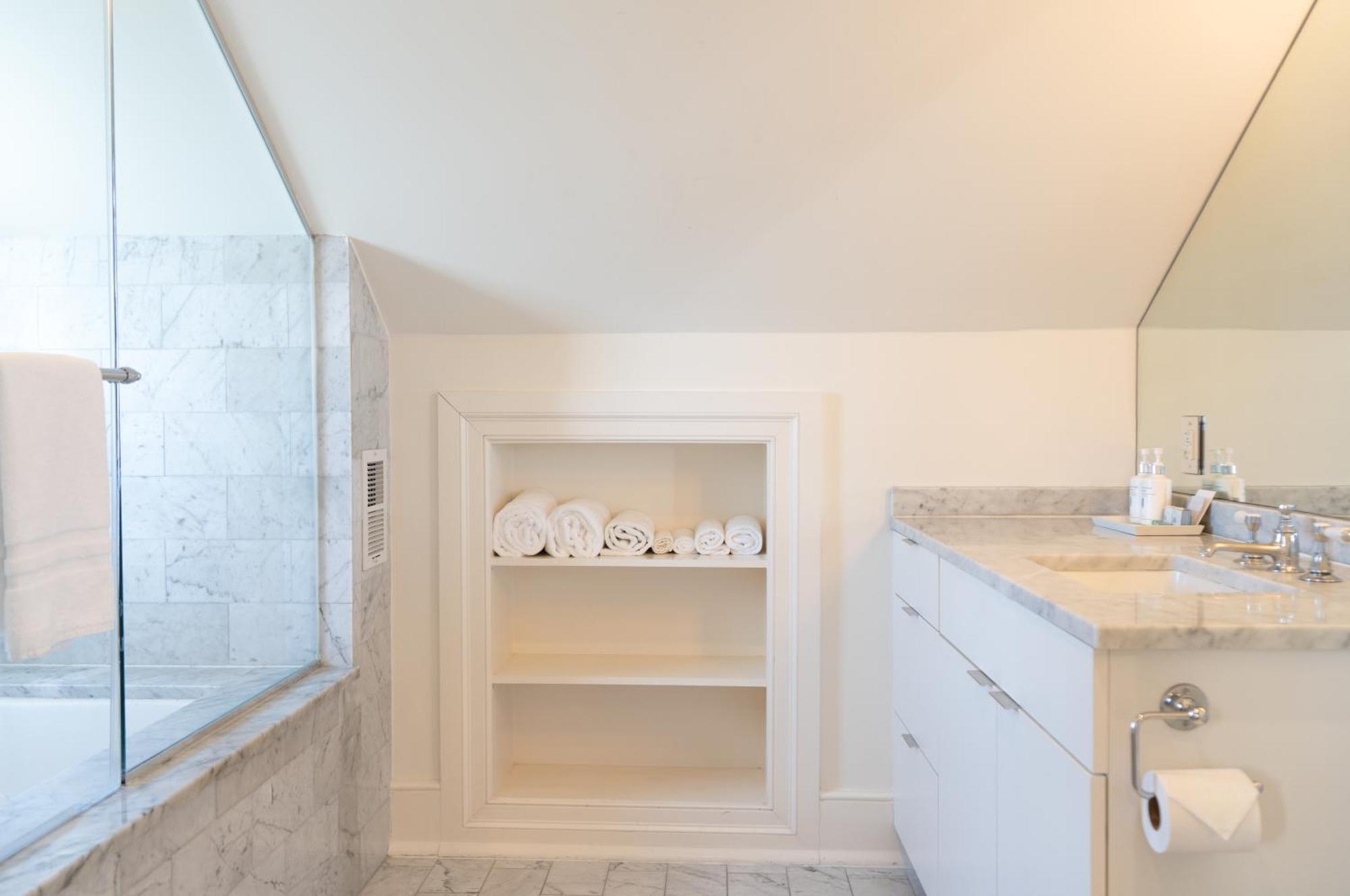 One Bedroom Executive Suite with Kitchen,1619759890:JPEG