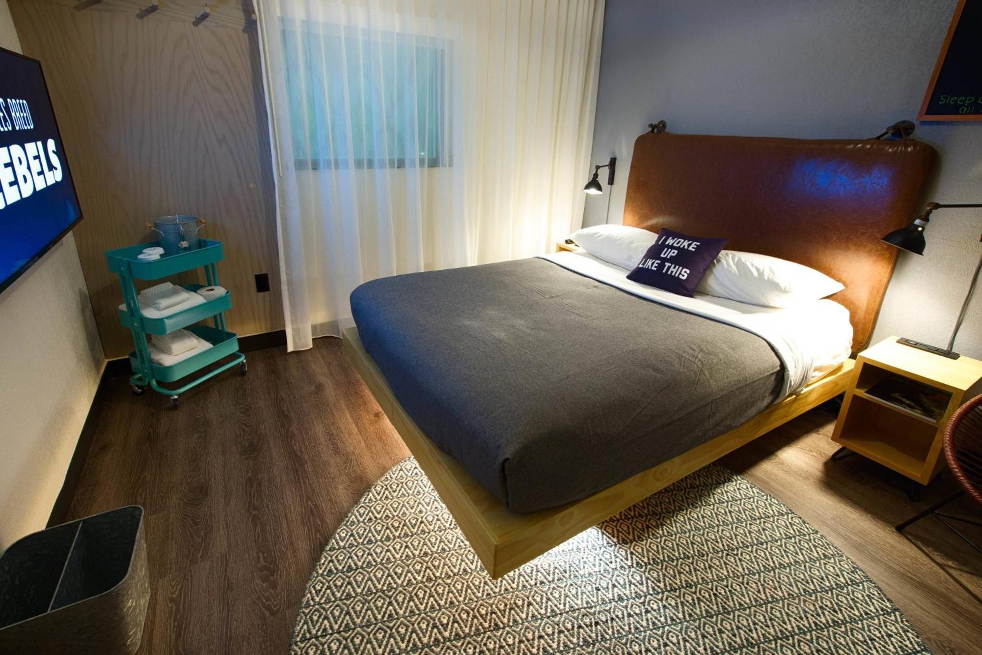 Queen Room with Tub - Mobility Accessible