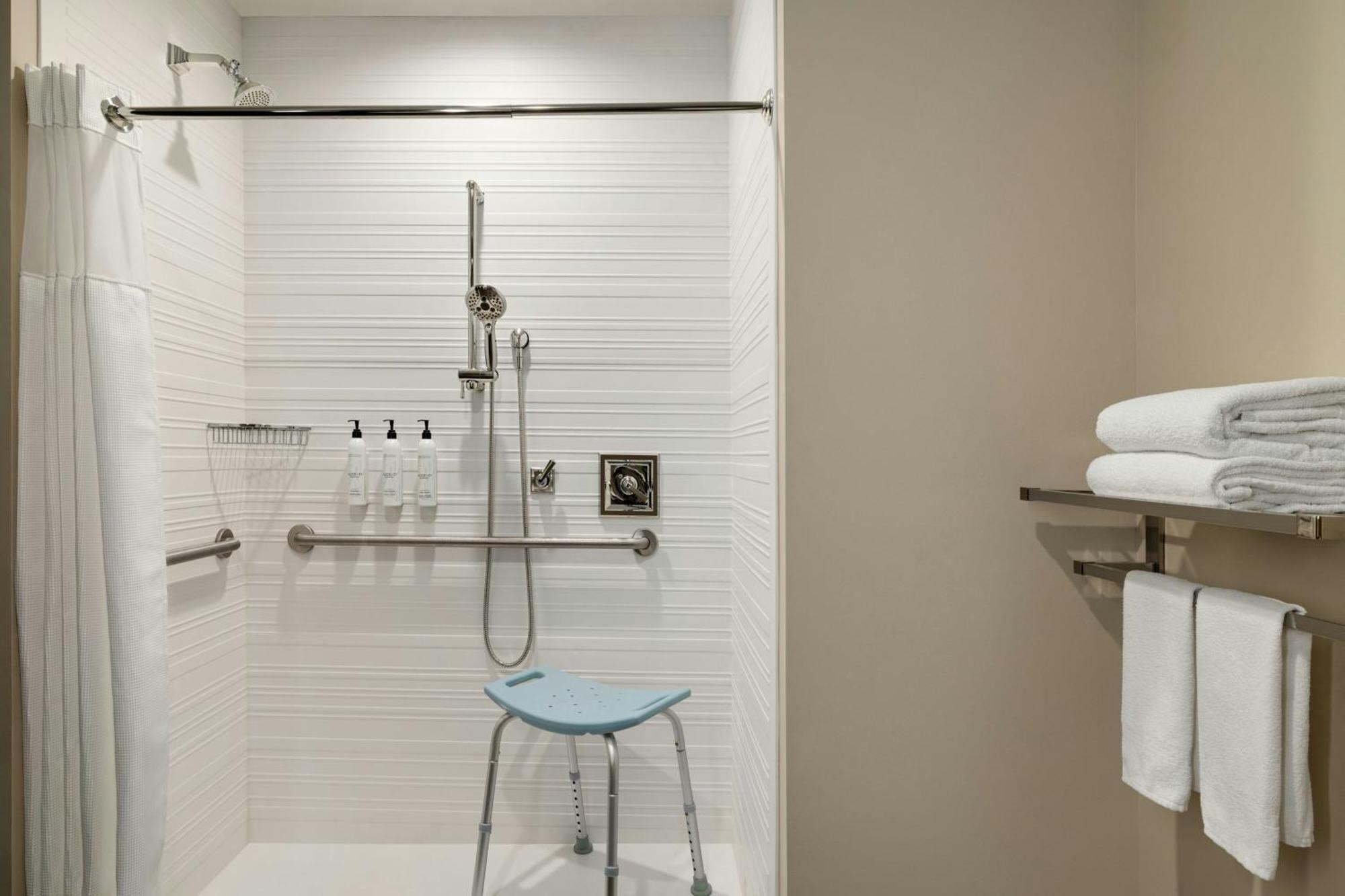 Guest room, 2 King (Mobility Accessible w/ Tub)