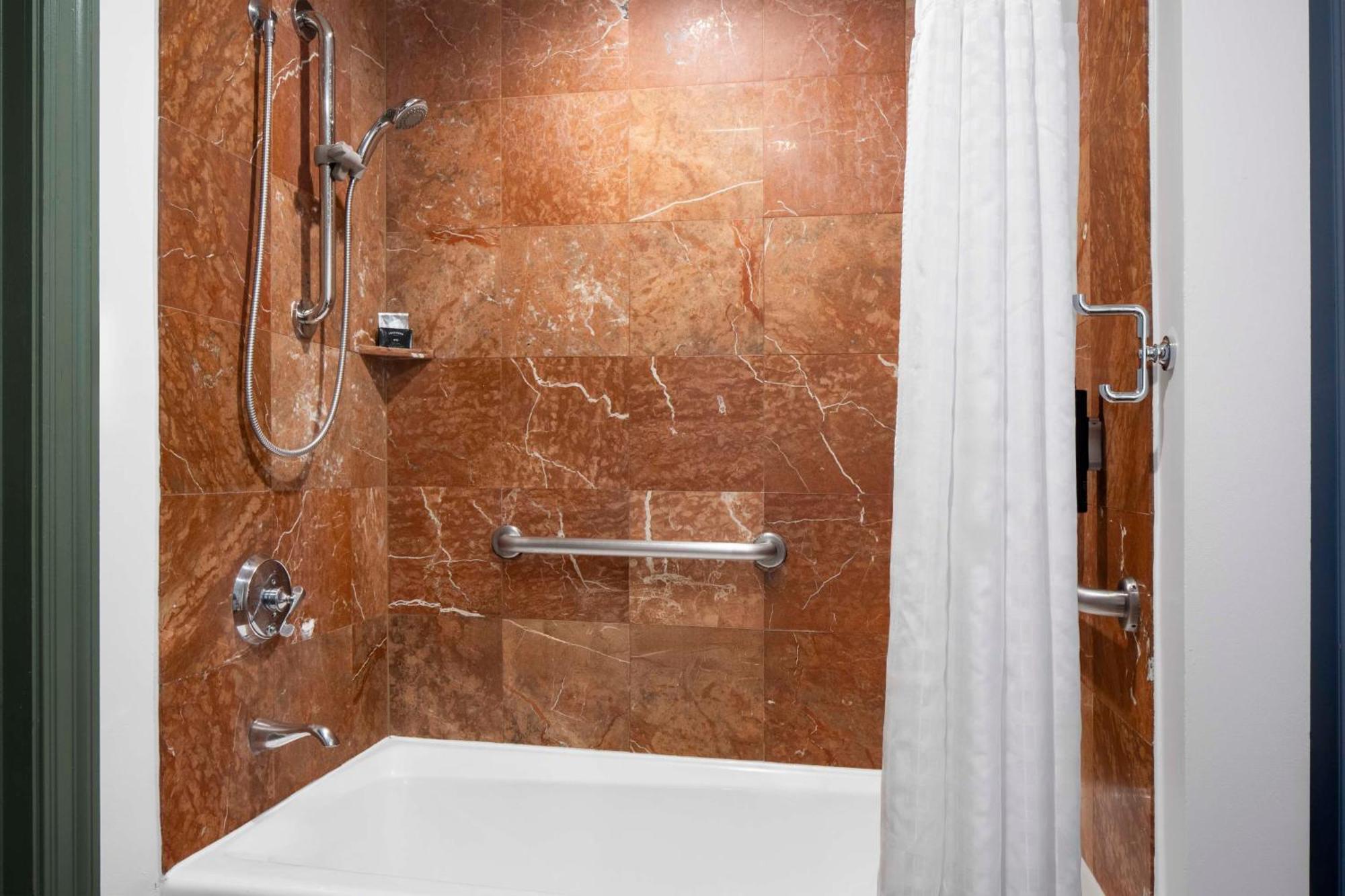 Zimmer mit Kingsize-Bett und barrierefreier Badewanne