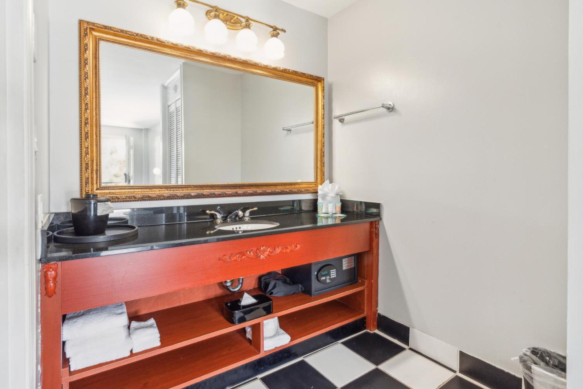 Double Queen Room,1657141892:JPEG