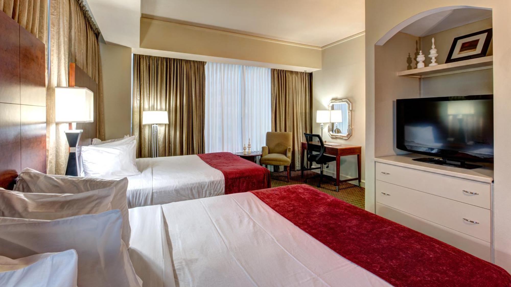 Zimmer mit 2 Queensize-Betten und Stadtblick