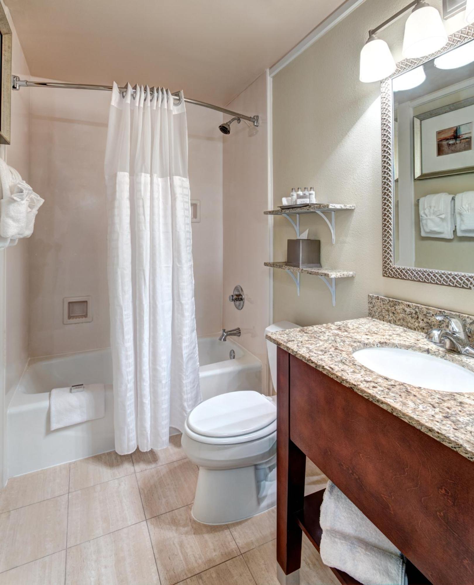 Zimmer mit Kingsize-Bett und barrierefreier Badewanne