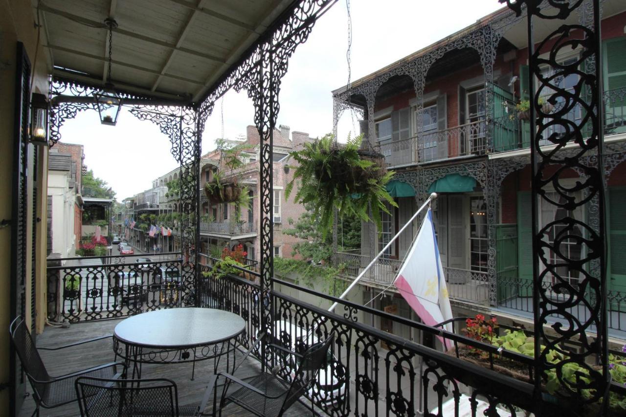 Historisches Zimmer mit Kingsize-Bett und Balkon