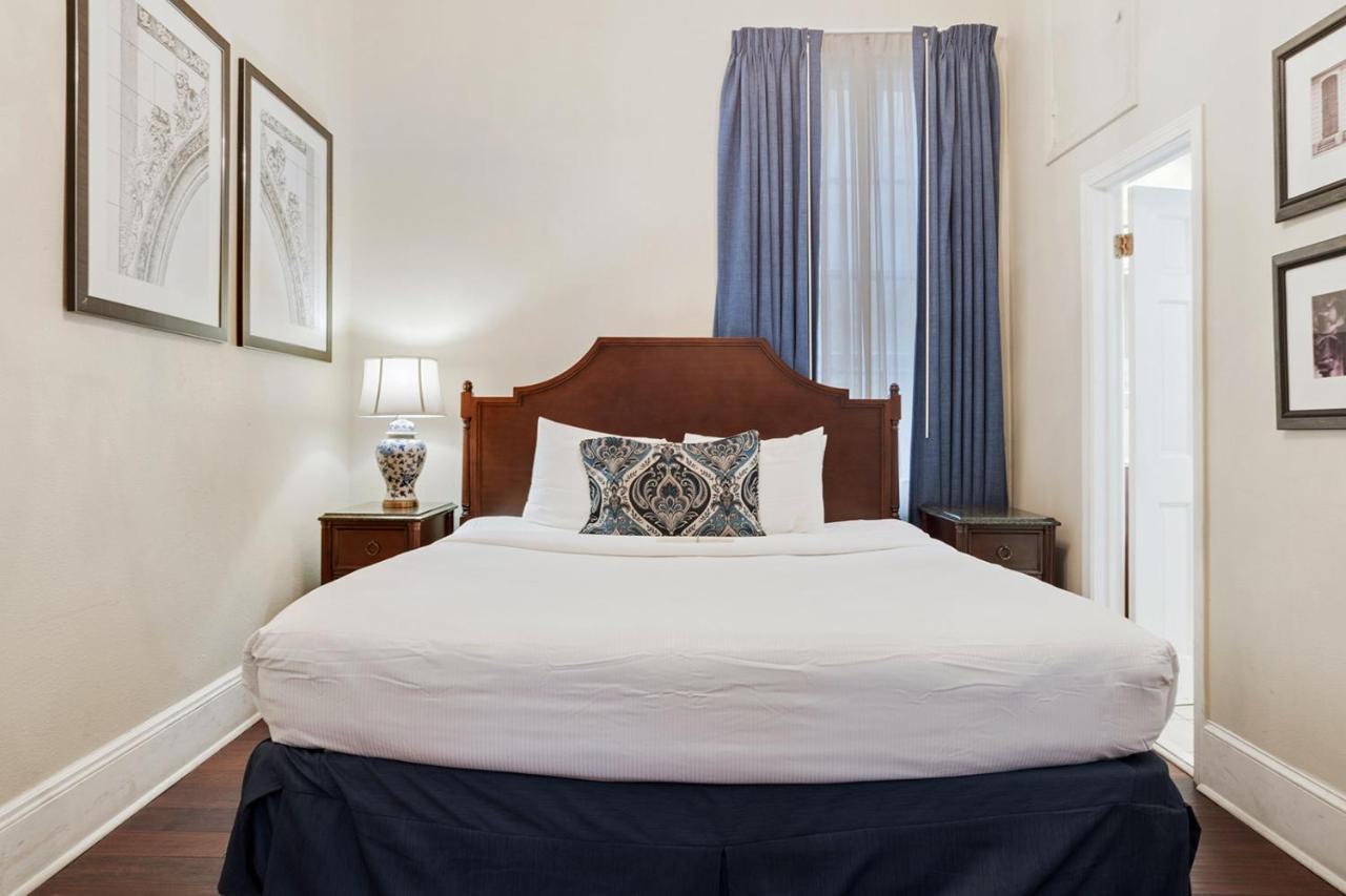 Kleines Zimmer mit 1 Queensize-Bett
