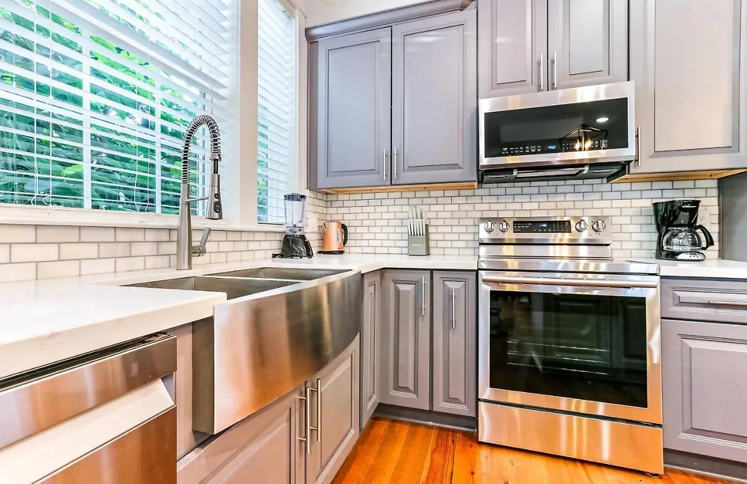 Spacious 5 Bedroom Retreat - Pool - Near It All!-1