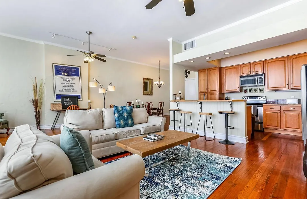 Hosteeva Huge 4-Bedroom, 2-Living Room Condo In The Heart Of New Orleans-1