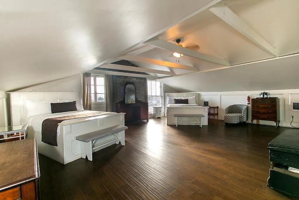 Lafitte Hotel & Bar-1