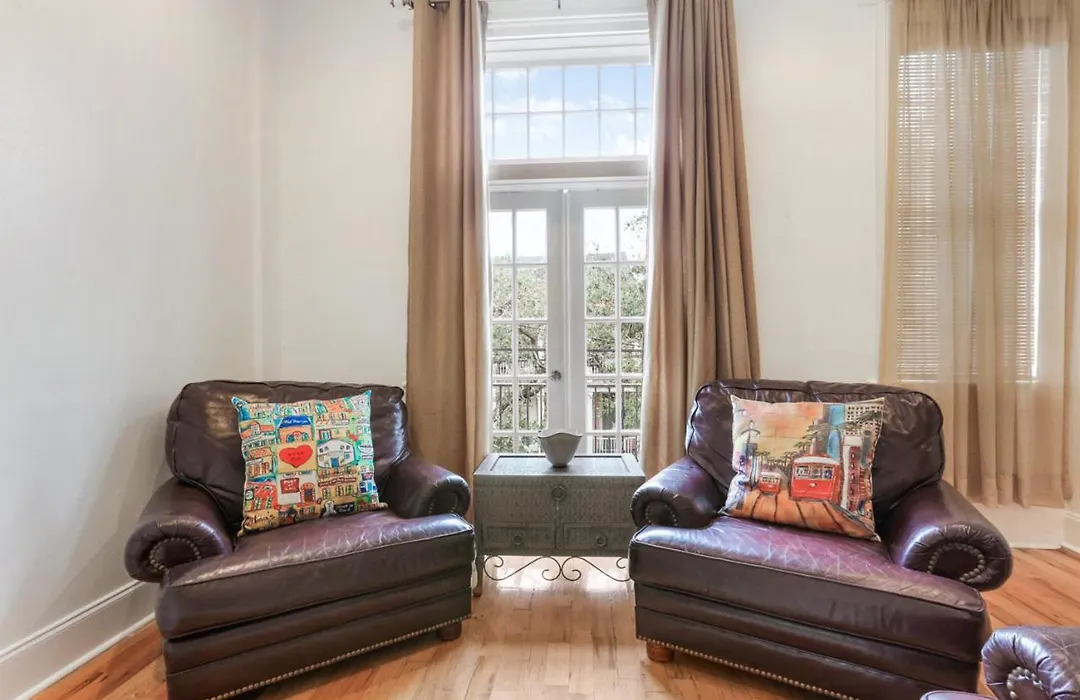 Spacious 3Br Condo W Pool Steps To St Charles Ave-1