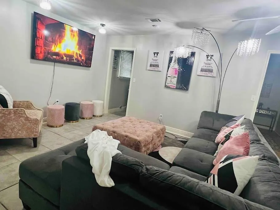 Beautiful 2200 Sqft Home Close To Canal-1