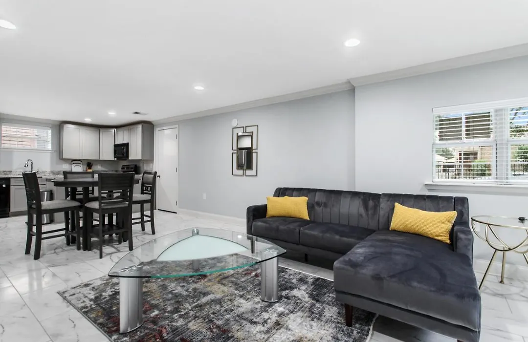 Luxury Spacious Uptown 2 Bedroom In Historic Area-1