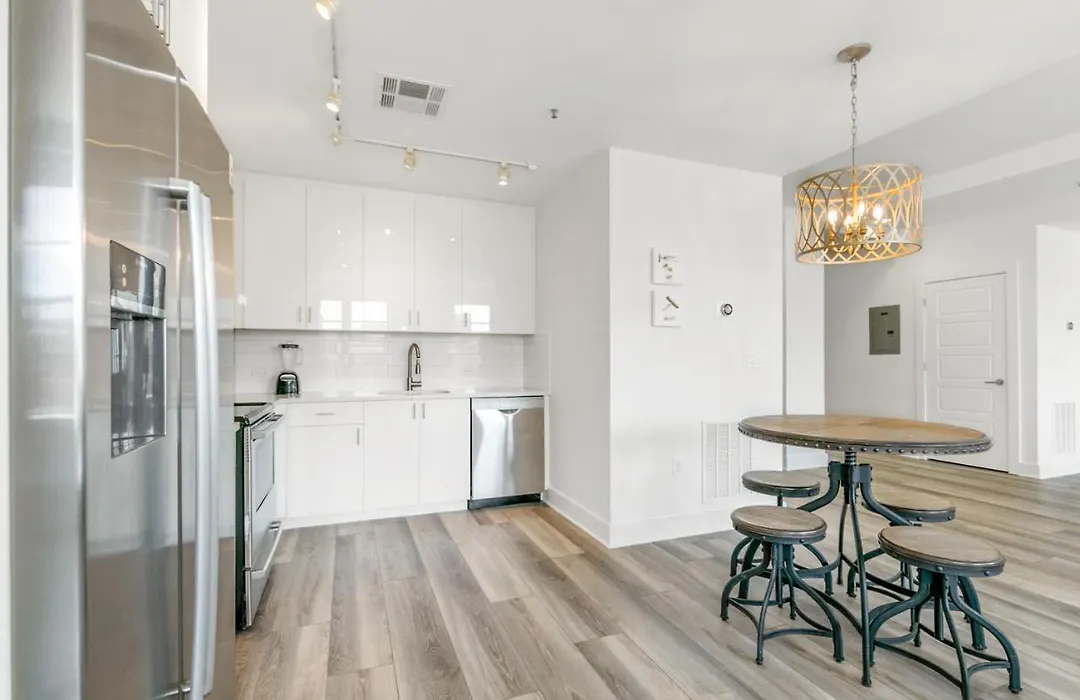 Luxury 4 Bedroom Condo - Short Walk To Bourbon Street-1