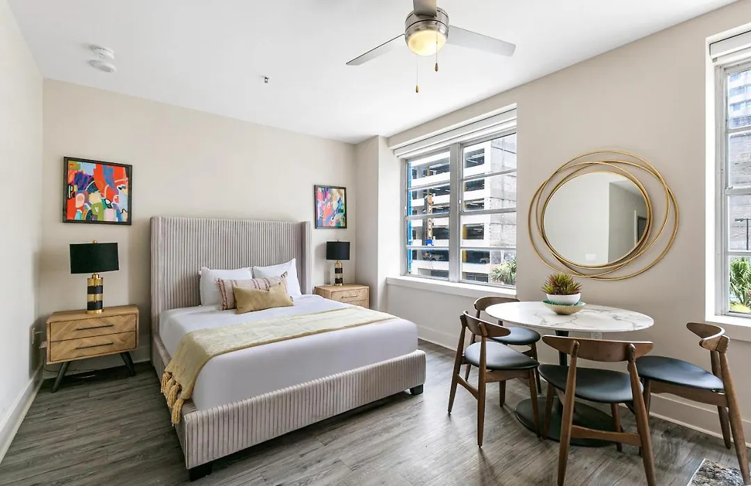 Elegant Studio Near French Quarter-1