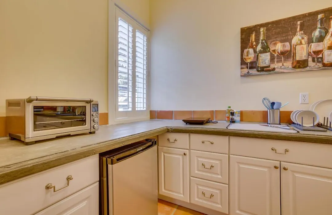Cozy New Orleans Getaway Near Magazine Street!-1