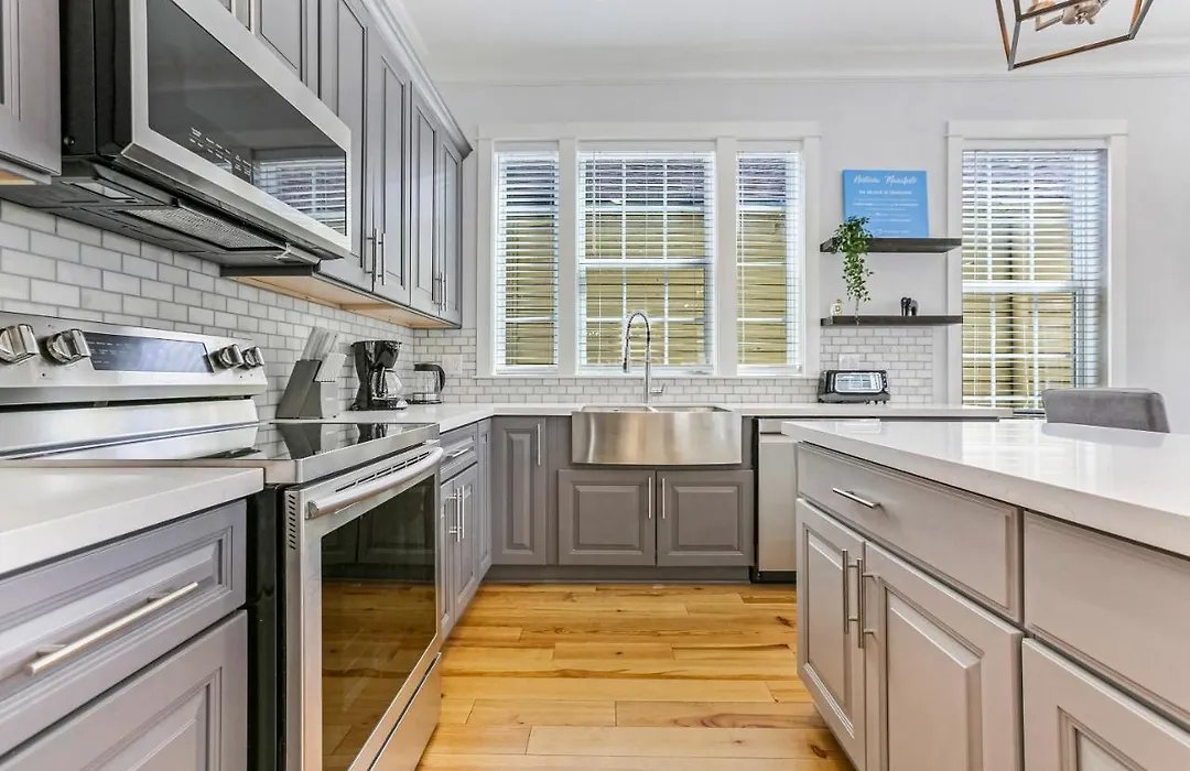 Spacious 5Br Urban Retreat W Balcony & Pool-1