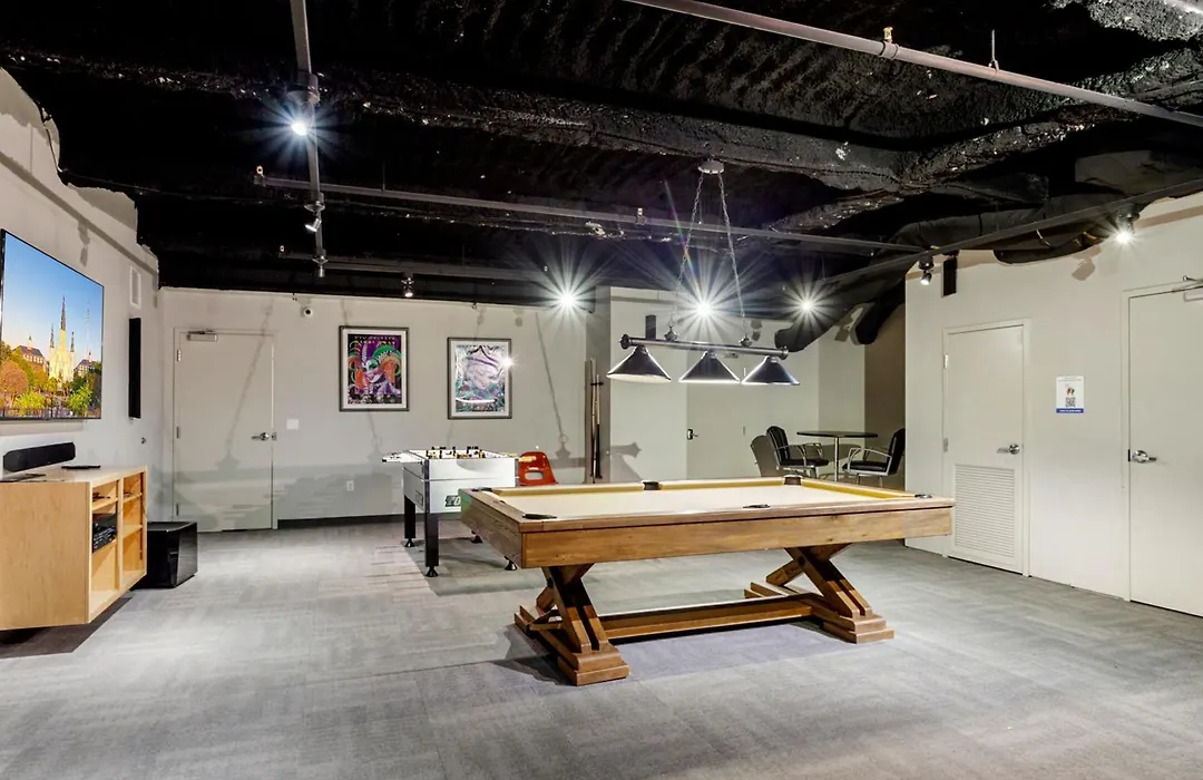 Modern Condo Walking Distance To Must-See Attractions Of Nola-1