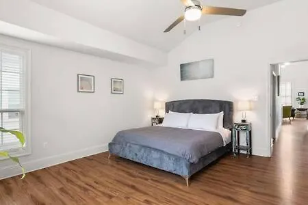 Timeless Elegance Historic Nola Haven 2Bd-1