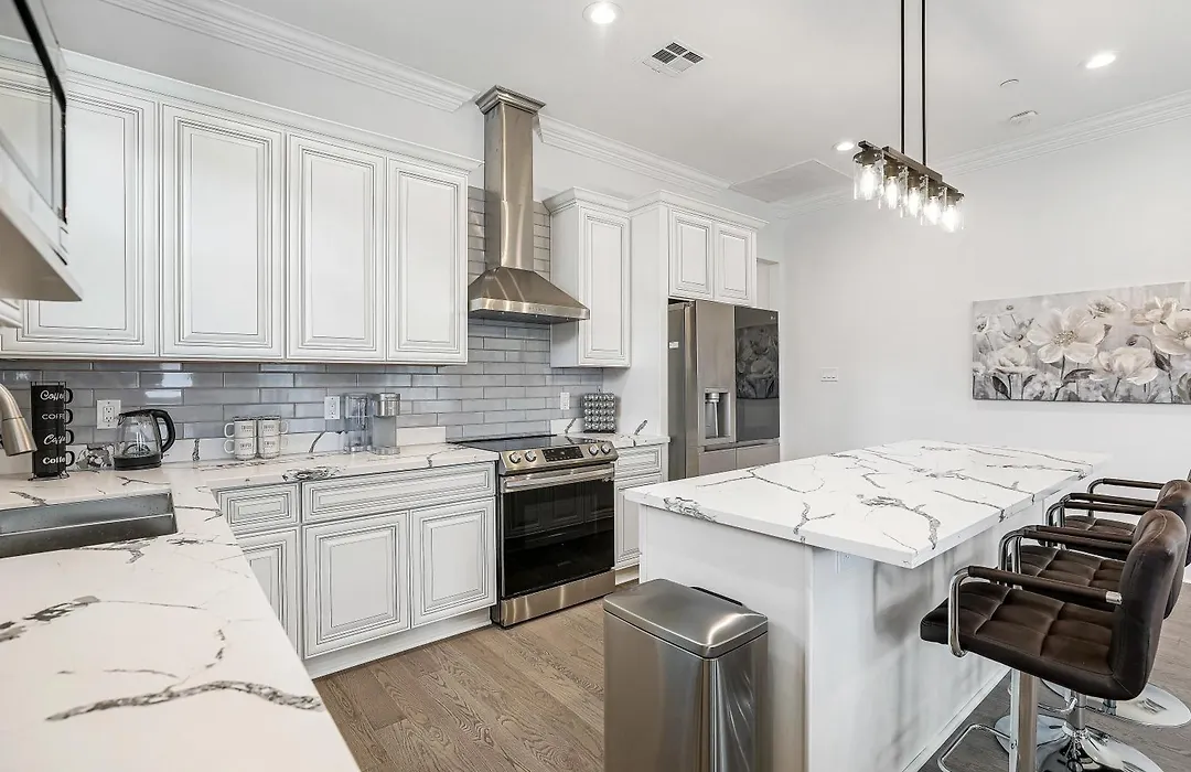 New 4 Bed Luxury House W/Private Heated Pool-1