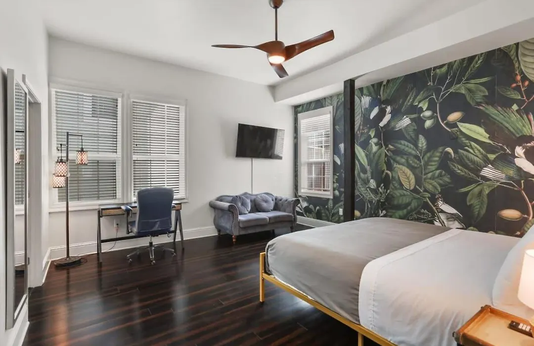 Stylish 2-Bedroom Apartment in Garden District-1