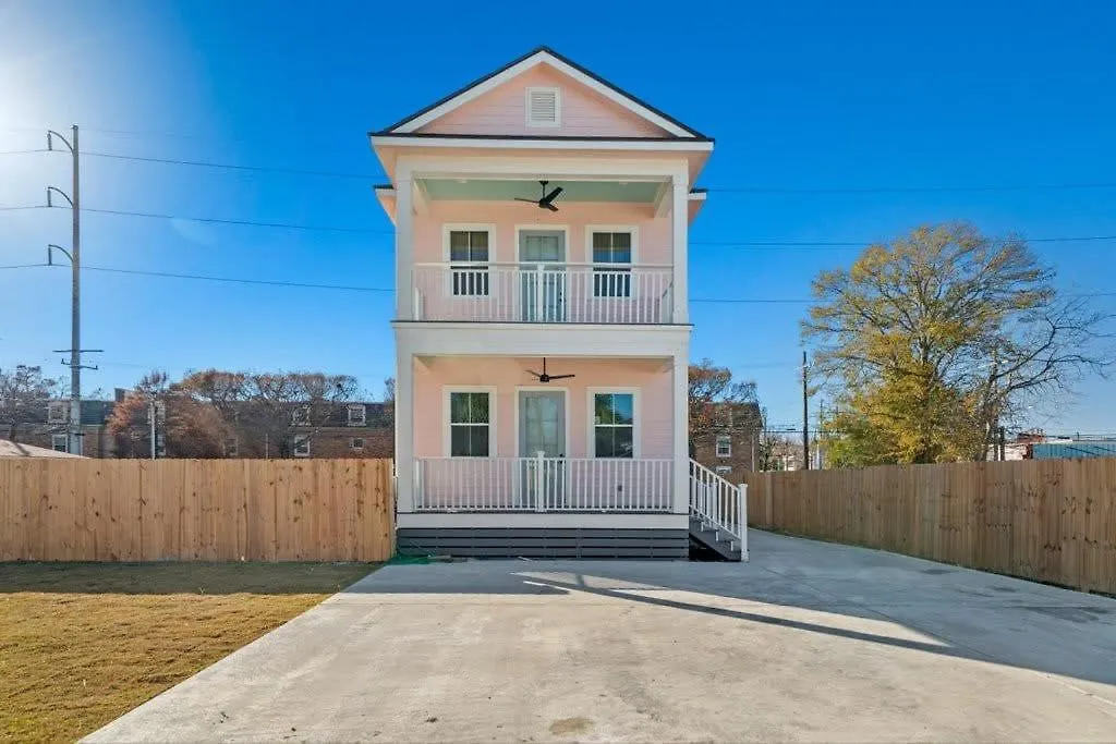 Elegant 4Bd With Pool And Off Street Parking-1