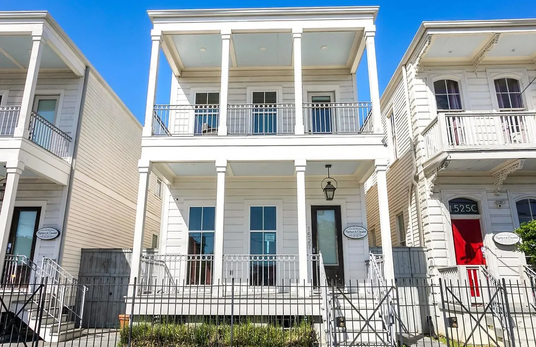 Private 3Br On Carondelet By Hosteeva-1