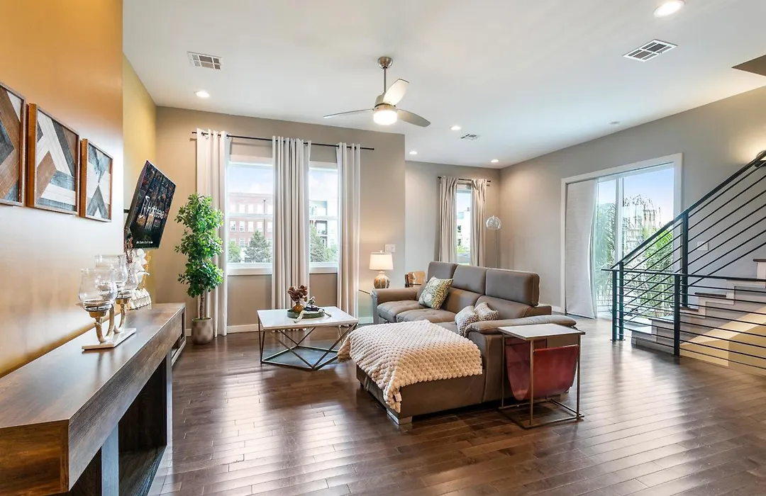 Stunning 4 Bedroom Townhouse In Mid City-1
