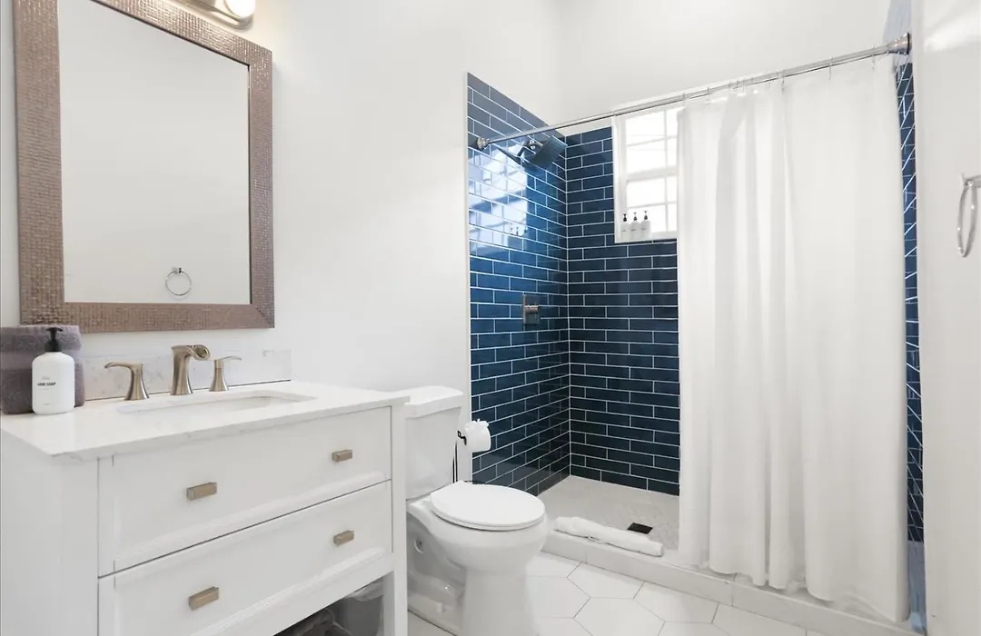 Sunny 5Bed W Parking And Direct Streetcar Access-1