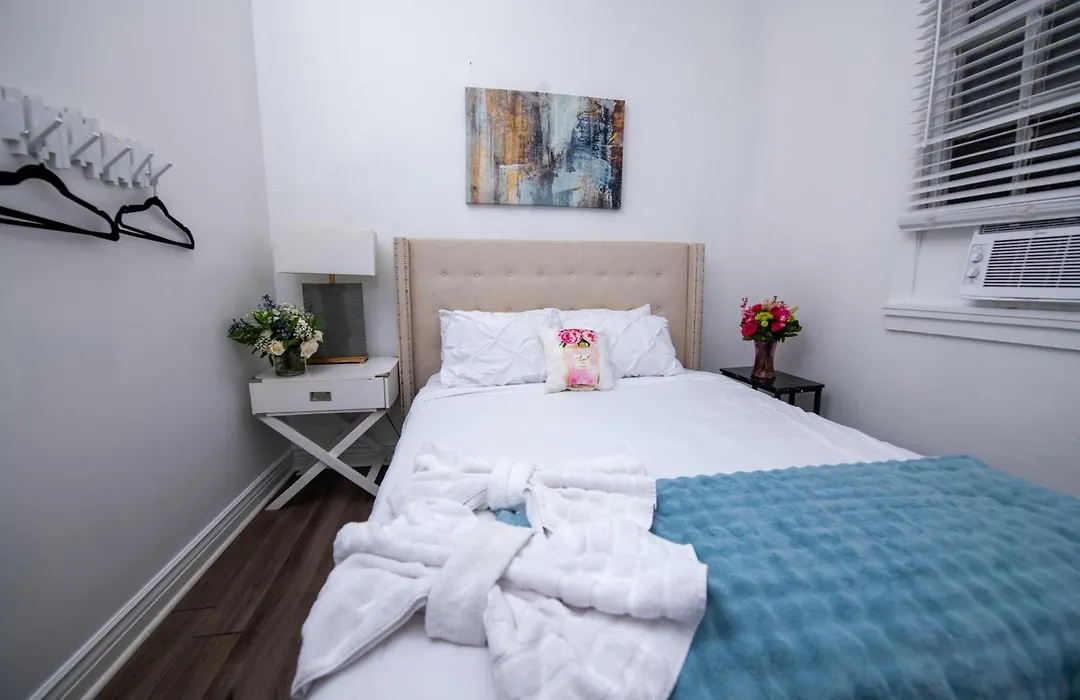 5 Bedroom - Sleeps 10! Best Location Next To French Quarter!-1