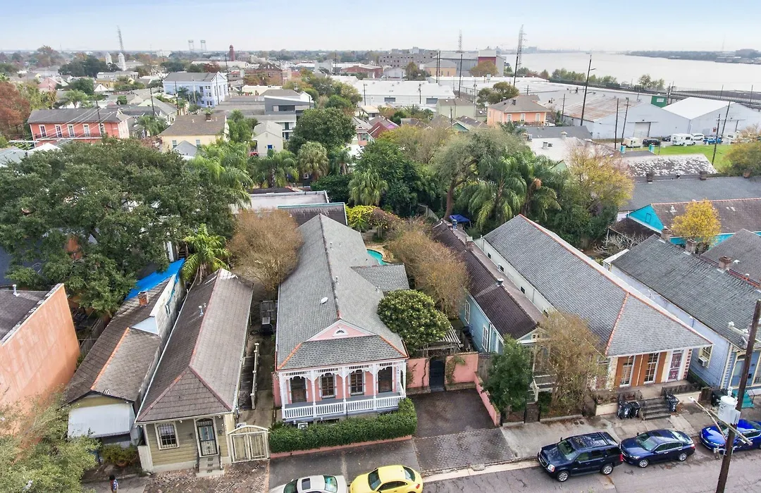 4 Bedroom -Famous Landmark Next To Bourbon St-1