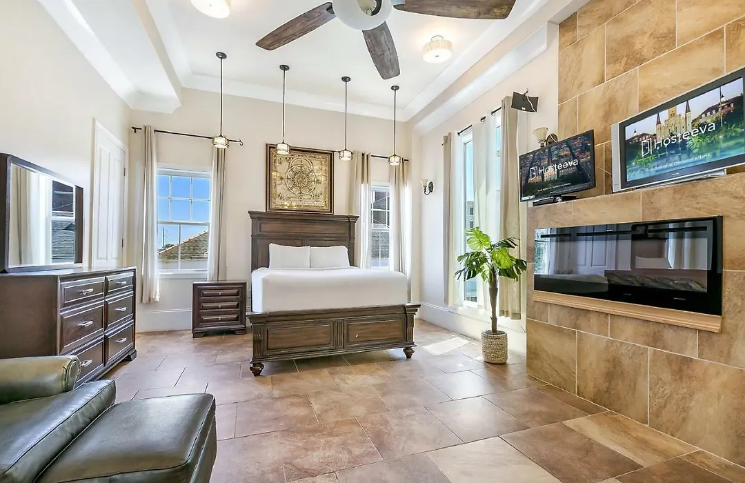 Spacious 4Br Condo On Carondelet Near All Hot Spo-1
