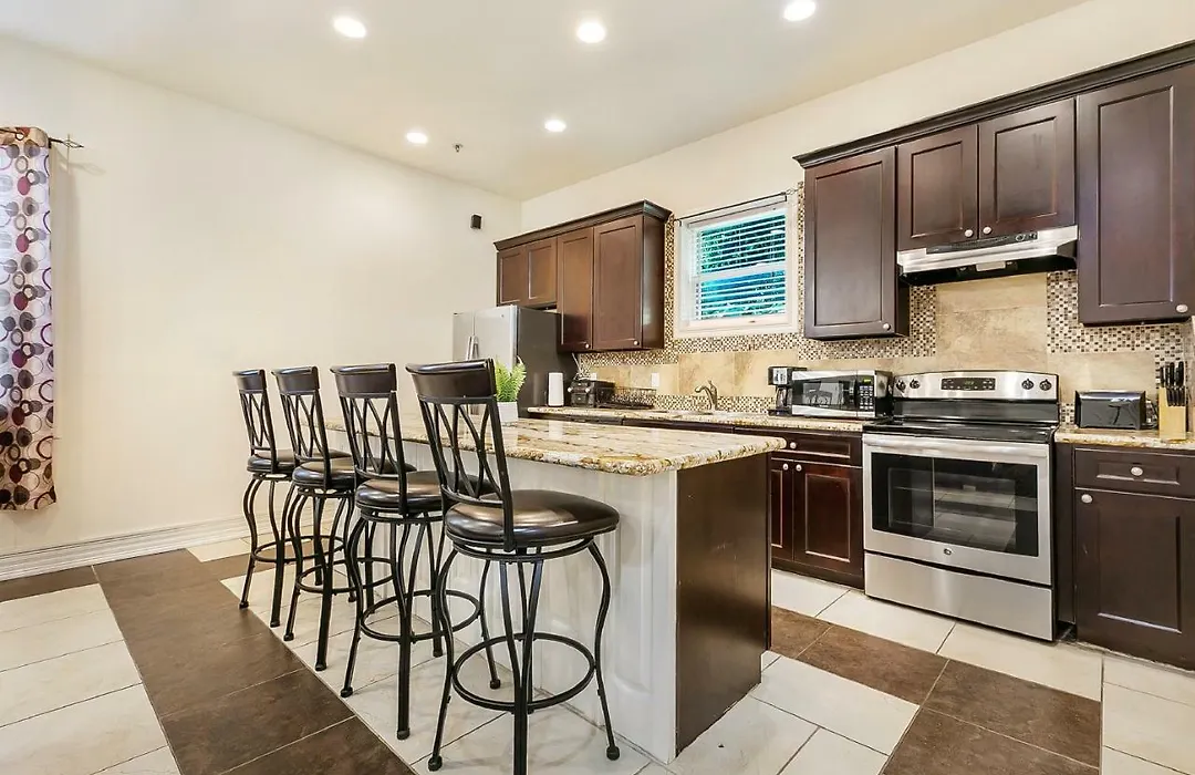 Spacious 3Br/2.5Bath Condo In Great Location-1