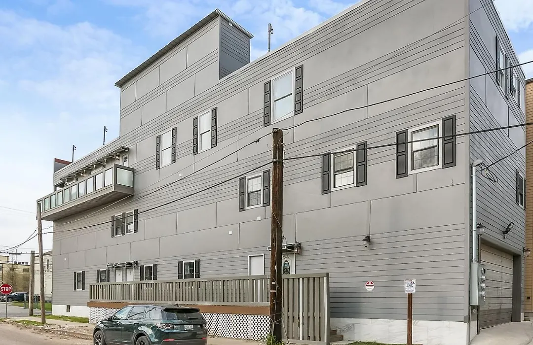 St Charles Ave Urban Retreat With Luxury Amenities-1