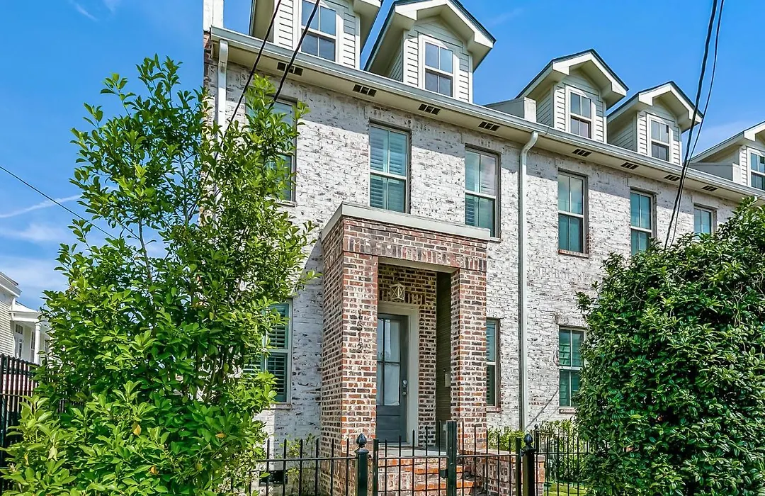 Modern, Spacious Townhouse With Luxury Amenities-1