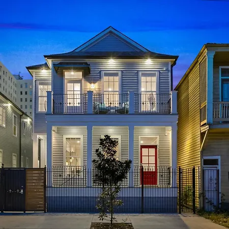Modern 5 Bedroom Condo - Large Pool - Near Everything-3