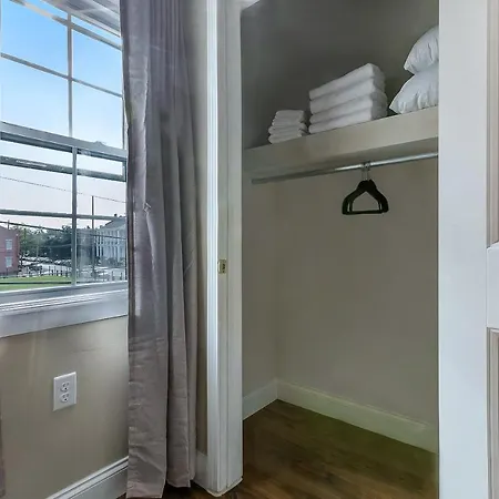 St Charles Spacious Condo In The Heart Of The City-2