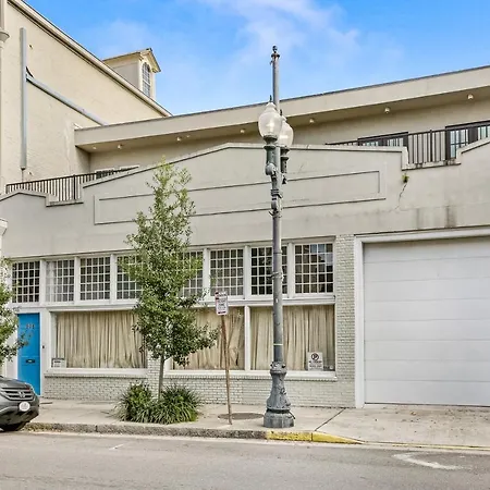 Stunning 5 Bedroom Urban Oasis Downtown Nola-3