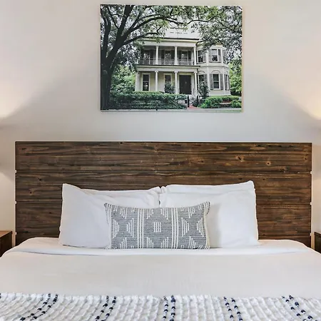 2 Bedroom Elegant Condos In Downtown New Orleans-3