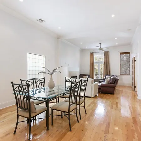 Spacious 3Br Condo W Pool Steps To St Charles Ave-3