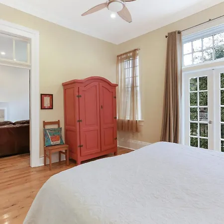 Spacious 3Br Condo W Pool Steps To St Charles Ave-2