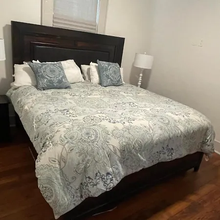 Lovely 3 Bedroom 3 Bathroom Home With 2 Rooms With Private Bathroom-2