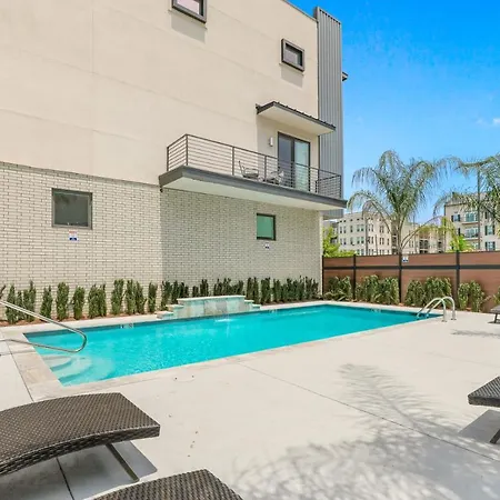 Private Living Villa Near City Hot Spots-3
