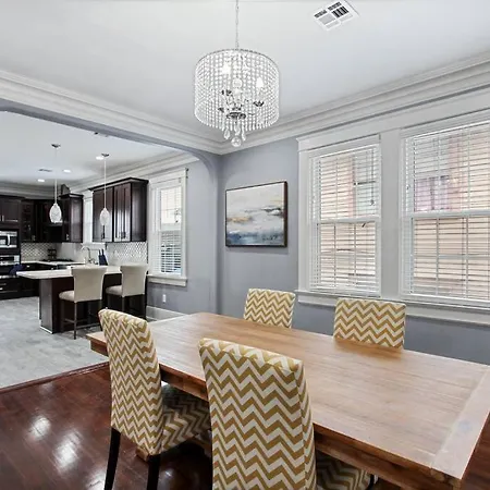 Luxury Spacious Uptown 3 Bedroom In Historic Area-2